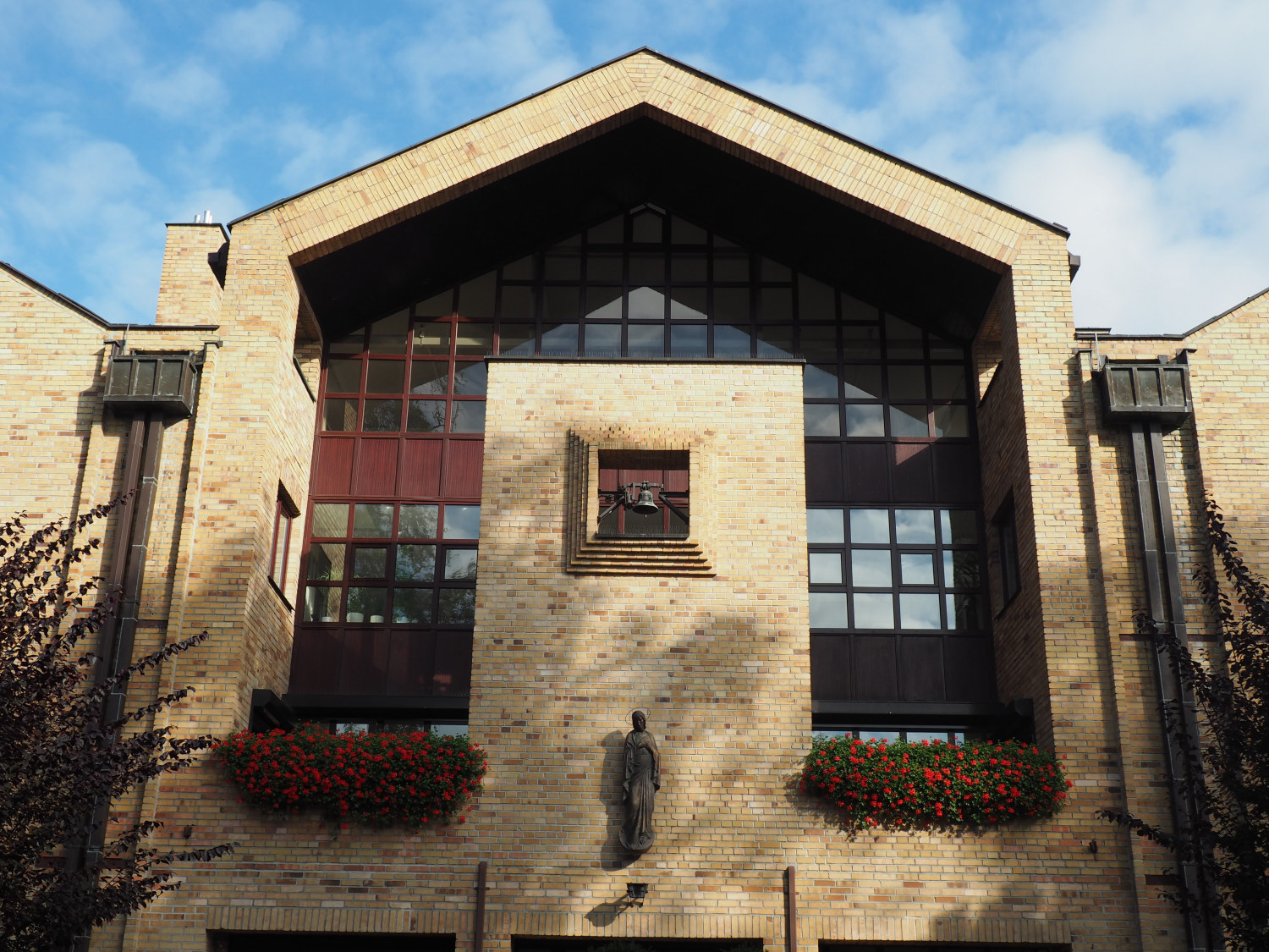 Zdjęcie architektury budynku Dom prowincjalny Sióstr Służebniczek NMP Niepokalanie Poczętej i Zakład Opiekuńczo-Leczniczy im. Edmunda Bojanowskiego